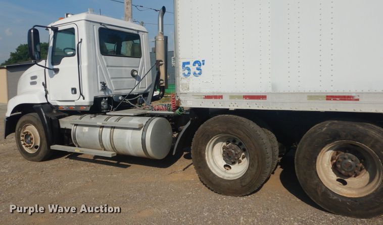 image for item IT9176 2006 Mack CXN613  semi truck