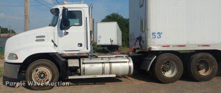 image for item IT9176 2006 Mack CXN613  semi truck