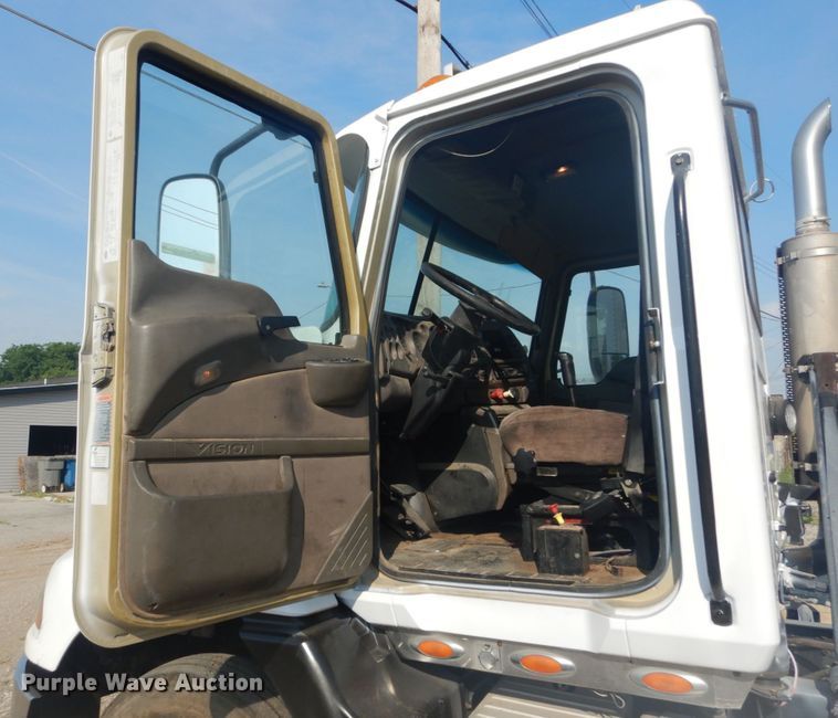 image for item IT9176 2006 Mack CXN613  semi truck