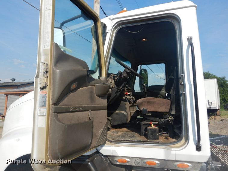 image for item IT9176 2006 Mack CXN613  semi truck