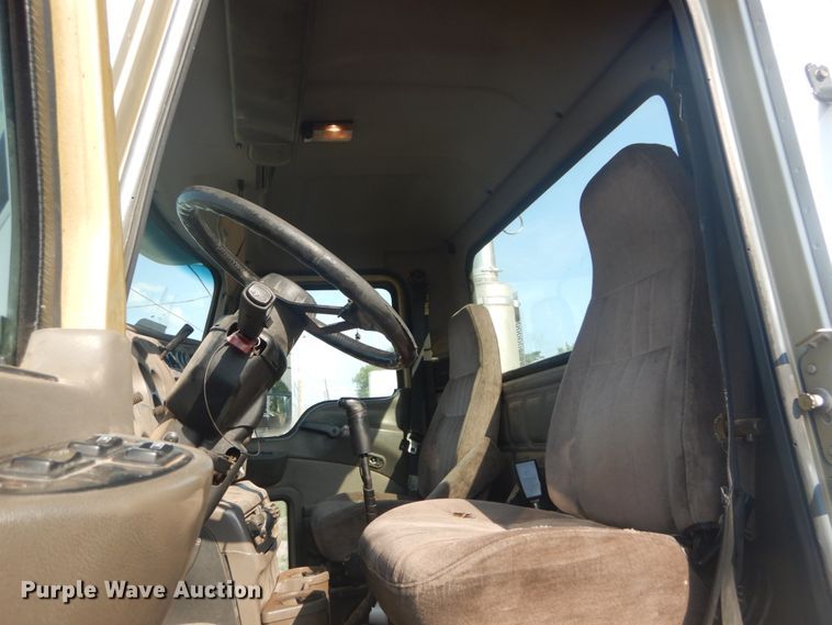 image for item IT9176 2006 Mack CXN613  semi truck