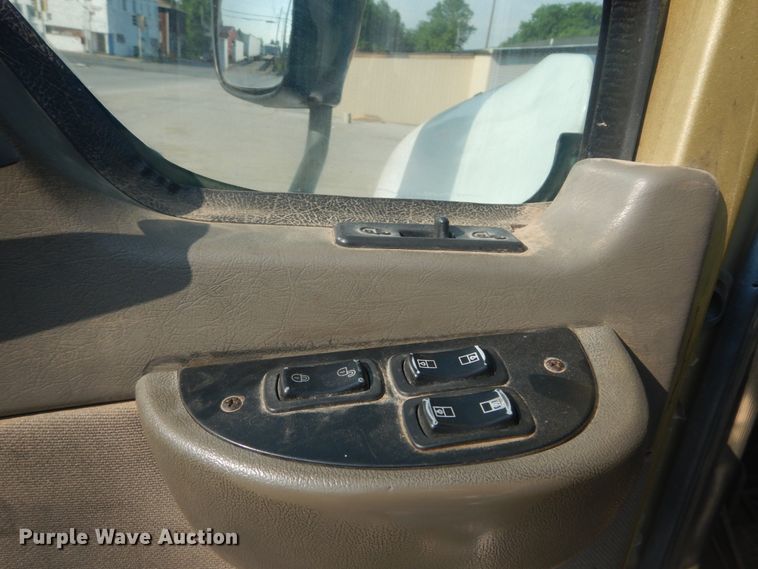 image for item IT9176 2006 Mack CXN613  semi truck