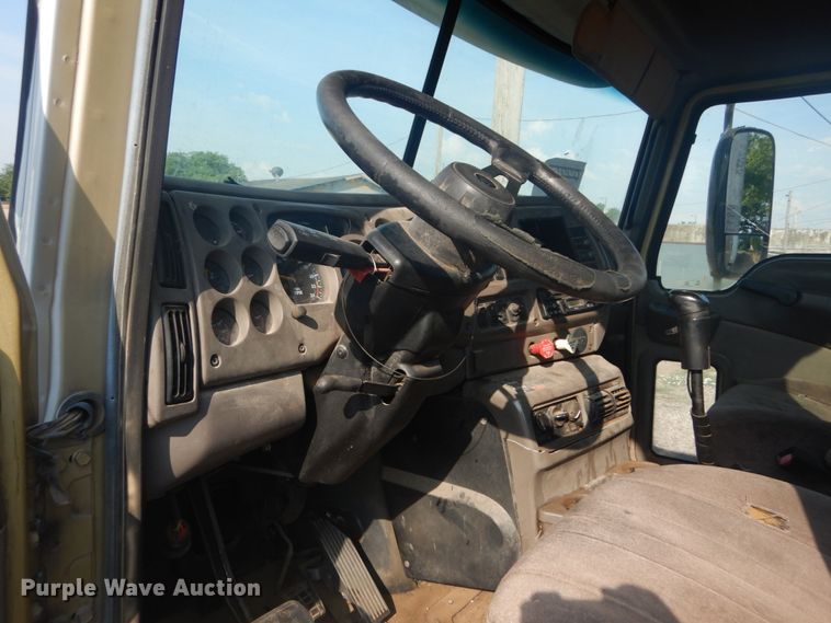 image for item IT9176 2006 Mack CXN613  semi truck