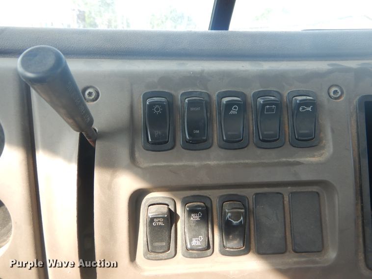 image for item IT9176 2006 Mack CXN613  semi truck