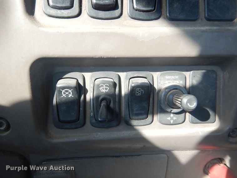 image for item IT9176 2006 Mack CXN613  semi truck