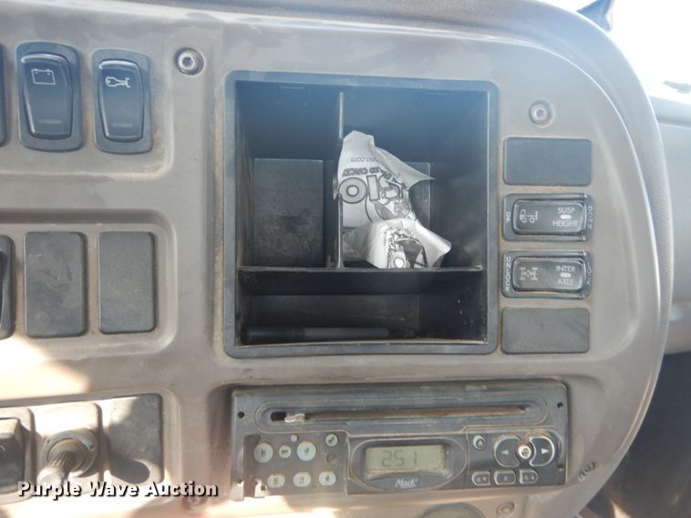 image for item IT9176 2006 Mack CXN613  semi truck