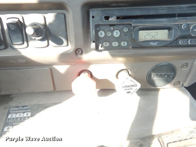 image for item IT9176 2006 Mack CXN613  semi truck