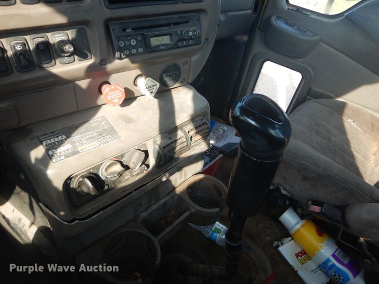 image for item IT9176 2006 Mack CXN613  semi truck