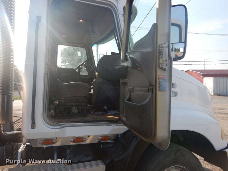 image for item IT9176 2006 Mack CXN613  semi truck