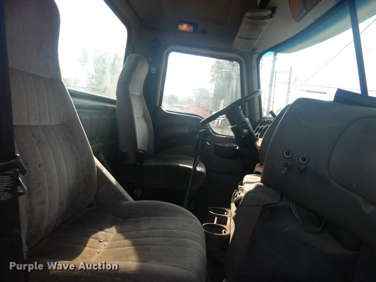 image for item IT9176 2006 Mack CXN613  semi truck