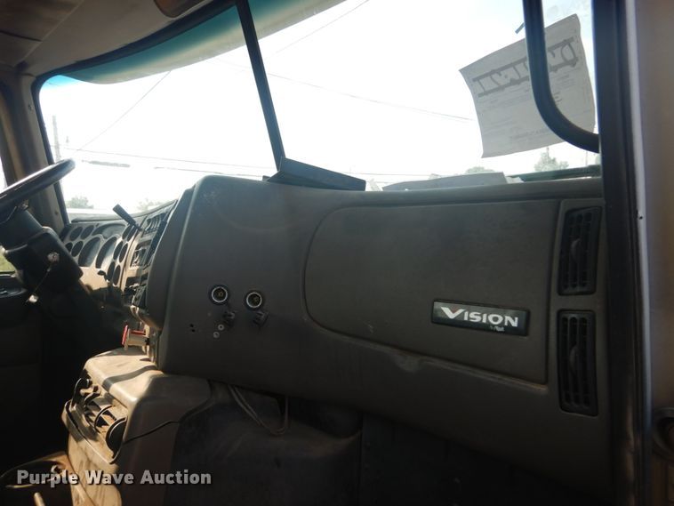 image for item IT9176 2006 Mack CXN613  semi truck