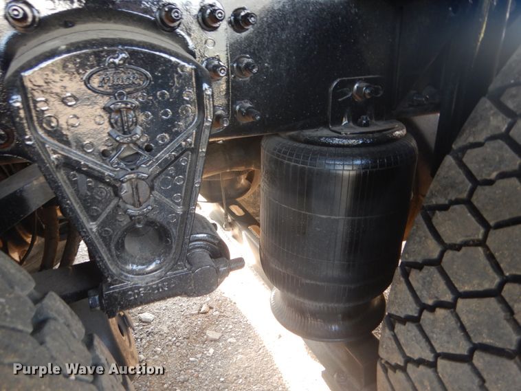 image for item IT9176 2006 Mack CXN613  semi truck