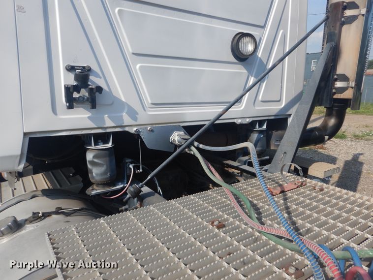 image for item IT9176 2006 Mack CXN613  semi truck