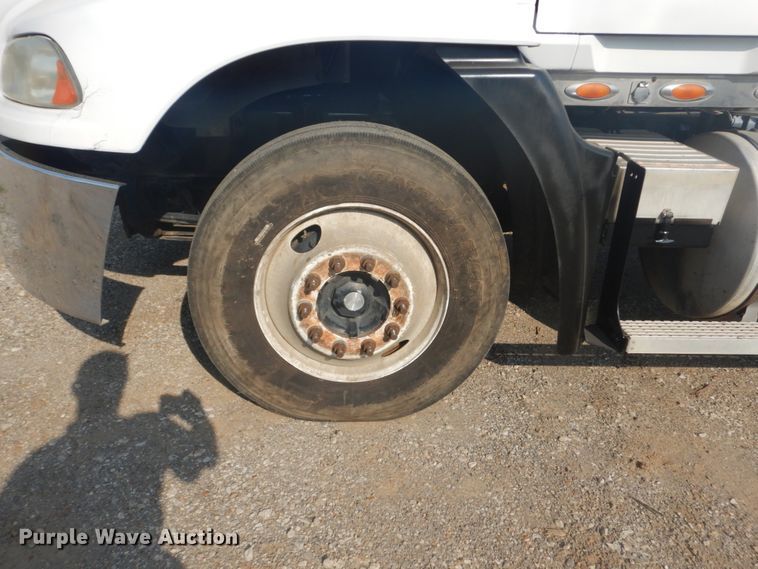 image for item IT9176 2006 Mack CXN613  semi truck