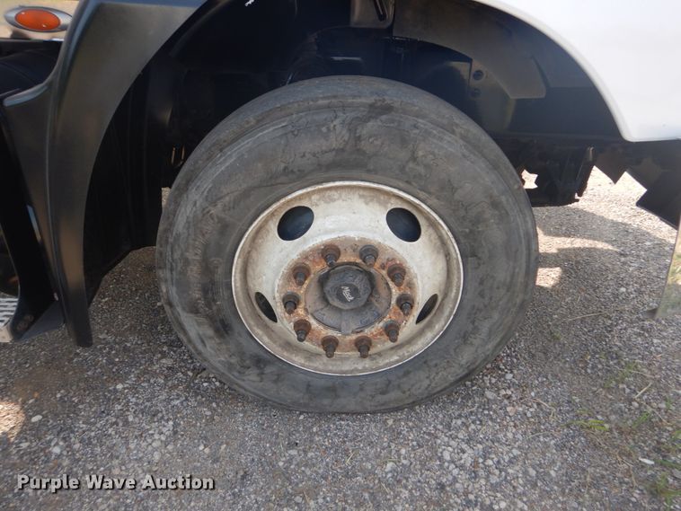 image for item IT9176 2006 Mack CXN613  semi truck