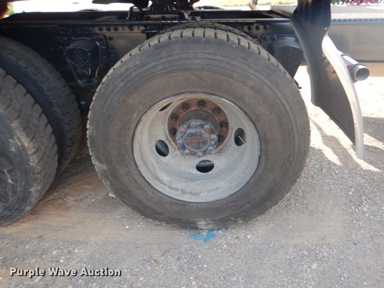 image for item IT9176 2006 Mack CXN613  semi truck