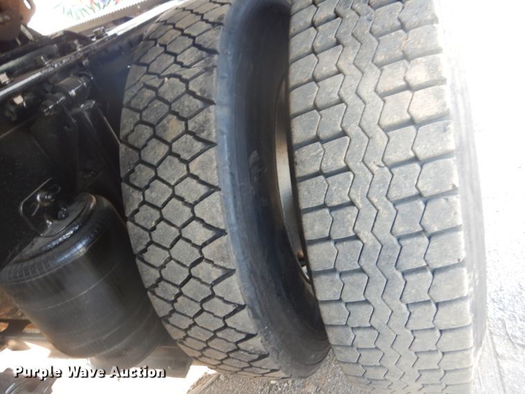 image for item IT9176 2006 Mack CXN613  semi truck