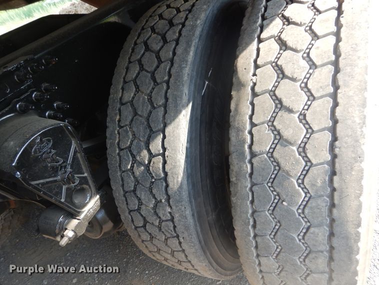 image for item IT9176 2006 Mack CXN613  semi truck