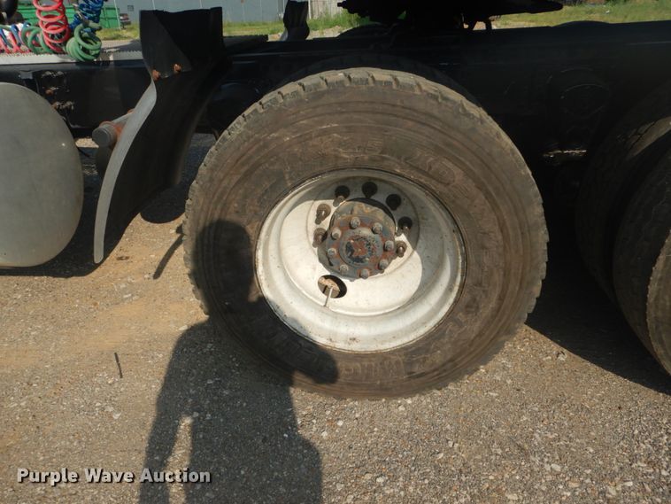 image for item IT9176 2006 Mack CXN613  semi truck