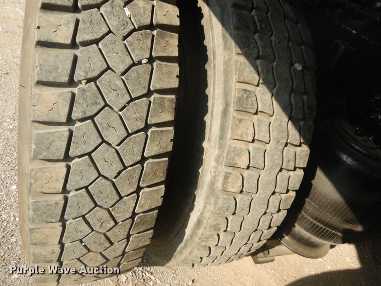 image for item IT9176 2006 Mack CXN613  semi truck