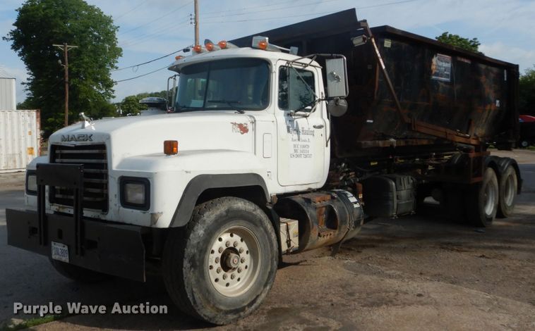 image for item IT9211 2000 Mack RD688S  roll-off container truck
