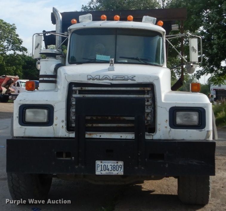 image for item IT9211 2000 Mack RD688S  roll-off container truck