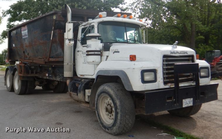 image for item IT9211 2000 Mack RD688S  roll-off container truck