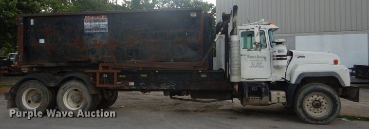 image for item IT9211 2000 Mack RD688S  roll-off container truck