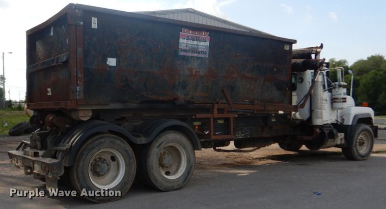 image for item IT9211 2000 Mack RD688S  roll-off container truck
