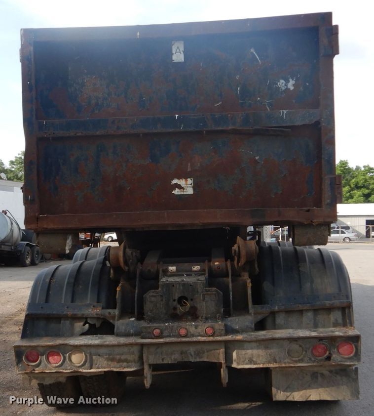 image for item IT9211 2000 Mack RD688S  roll-off container truck