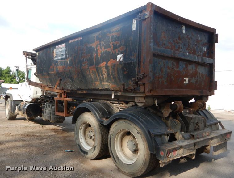 image for item IT9211 2000 Mack RD688S  roll-off container truck