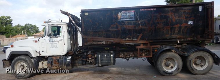 image for item IT9211 2000 Mack RD688S  roll-off container truck