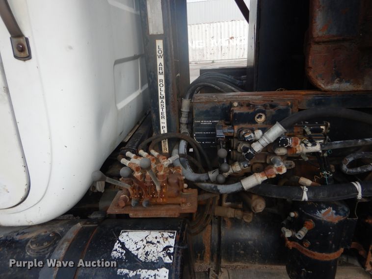 image for item IT9211 2000 Mack RD688S  roll-off container truck