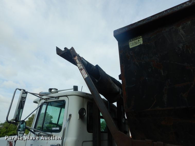 image for item IT9211 2000 Mack RD688S  roll-off container truck