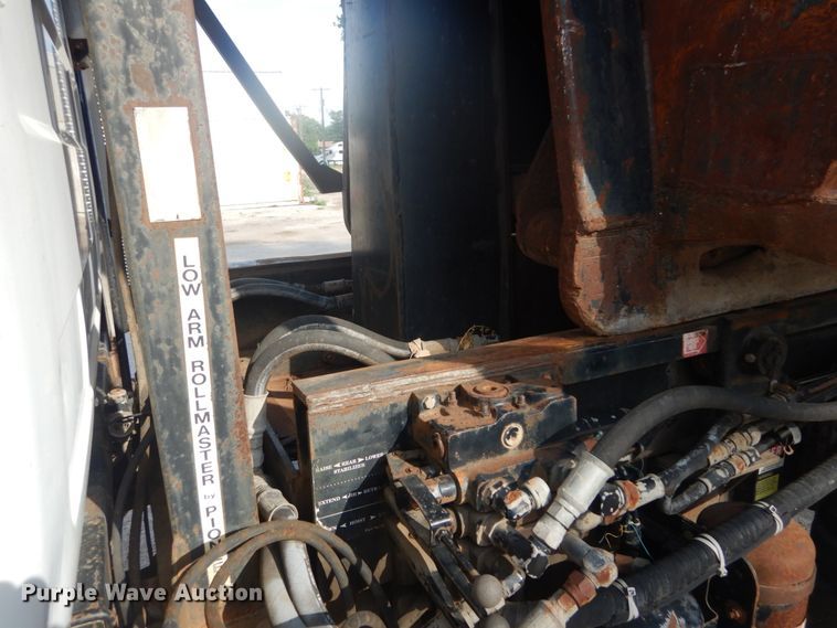 image for item IT9211 2000 Mack RD688S  roll-off container truck