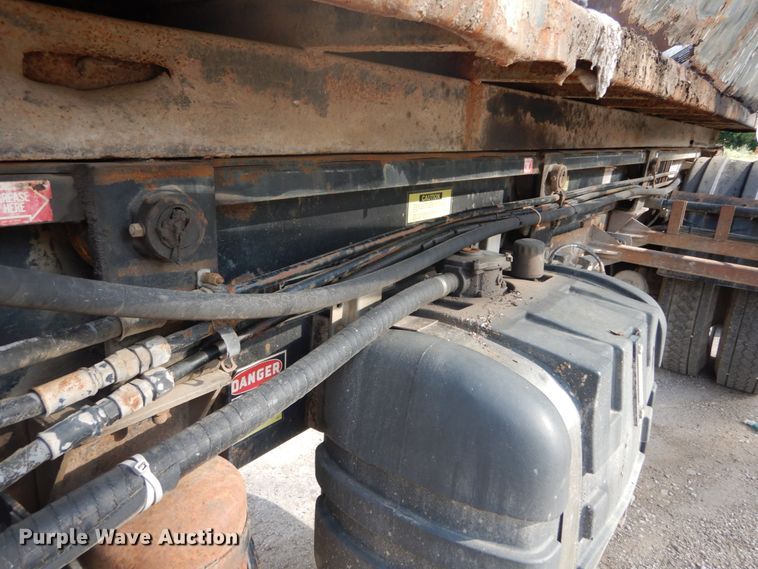 image for item IT9211 2000 Mack RD688S  roll-off container truck