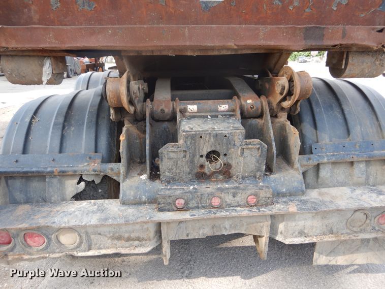 image for item IT9211 2000 Mack RD688S  roll-off container truck