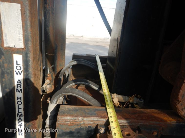 image for item IT9211 2000 Mack RD688S  roll-off container truck