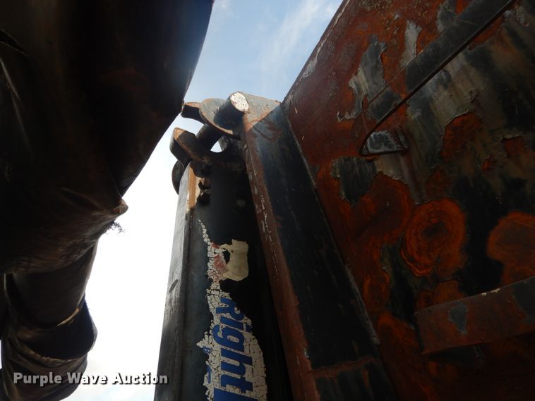 image for item IT9211 2000 Mack RD688S  roll-off container truck