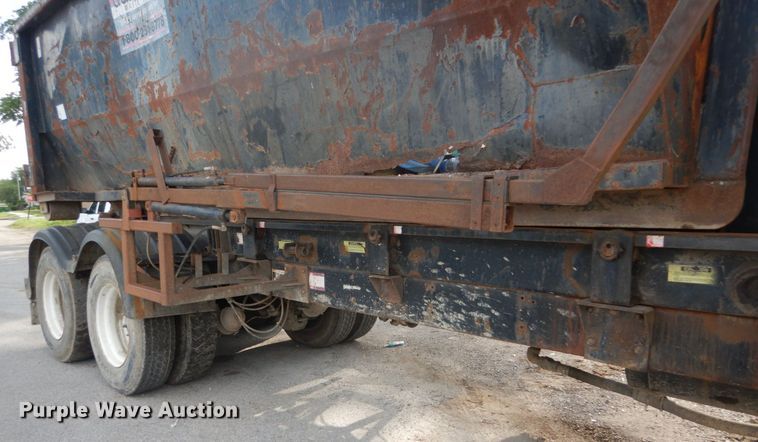image for item IT9211 2000 Mack RD688S  roll-off container truck