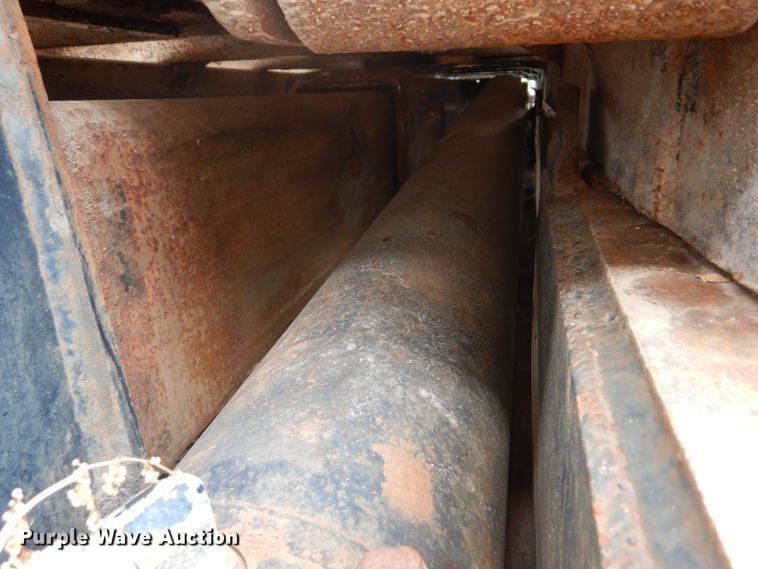 image for item IT9211 2000 Mack RD688S  roll-off container truck