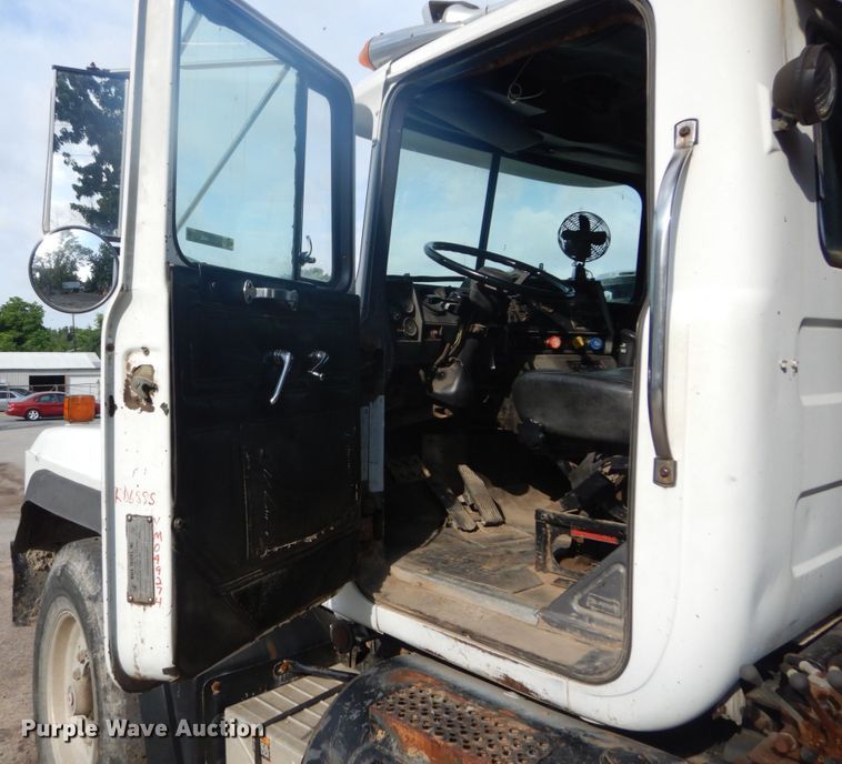 image for item IT9211 2000 Mack RD688S  roll-off container truck