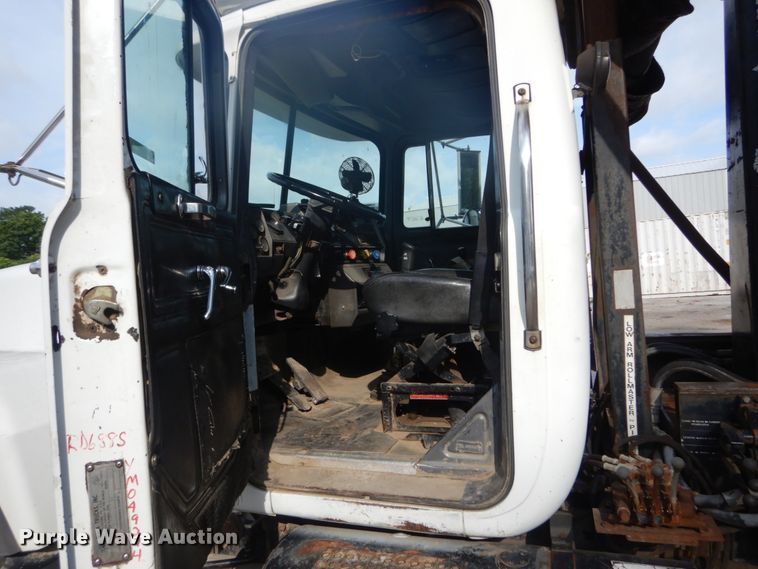 image for item IT9211 2000 Mack RD688S  roll-off container truck