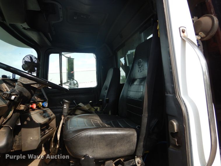 image for item IT9211 2000 Mack RD688S  roll-off container truck