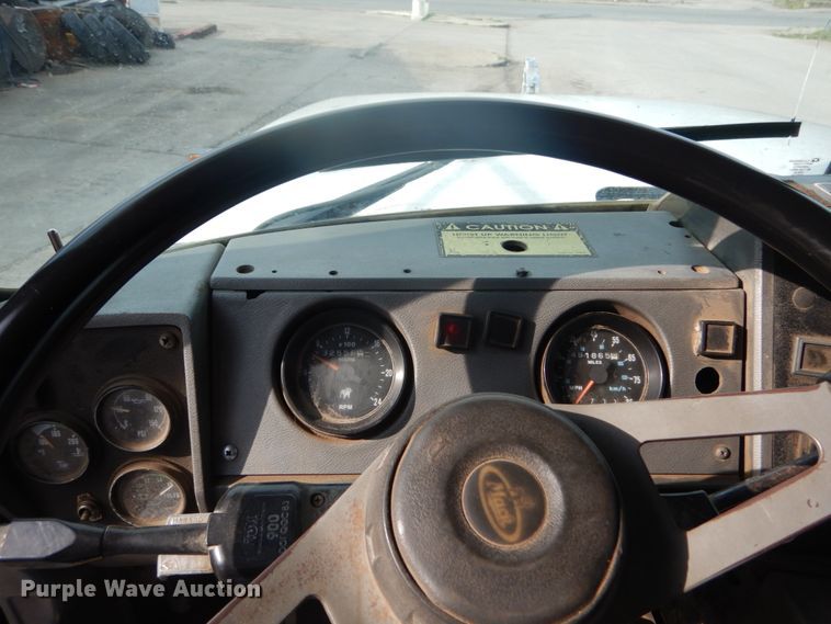 image for item IT9211 2000 Mack RD688S  roll-off container truck