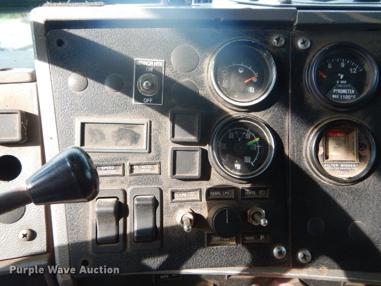 image for item IT9211 2000 Mack RD688S  roll-off container truck