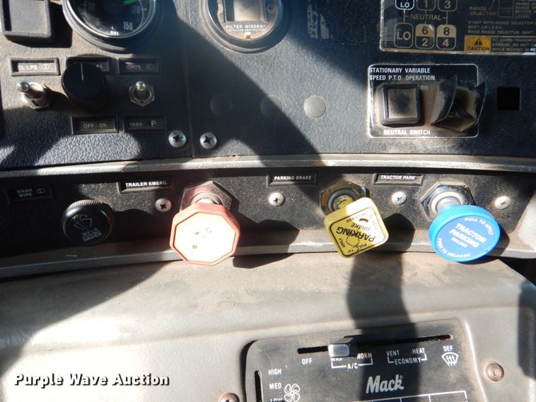 image for item IT9211 2000 Mack RD688S  roll-off container truck