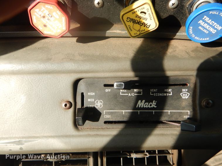 image for item IT9211 2000 Mack RD688S  roll-off container truck