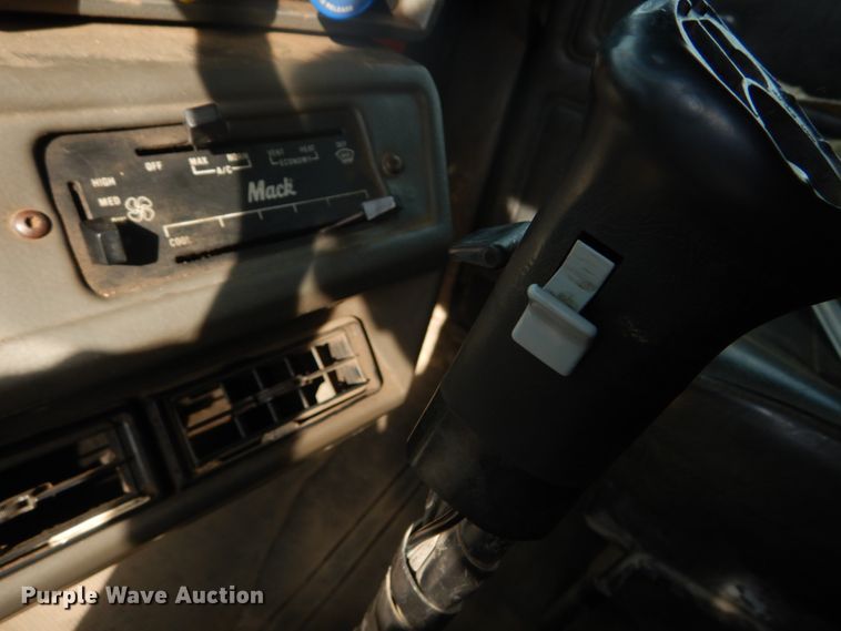 image for item IT9211 2000 Mack RD688S  roll-off container truck