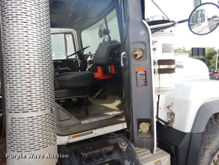 image for item IT9211 2000 Mack RD688S  roll-off container truck